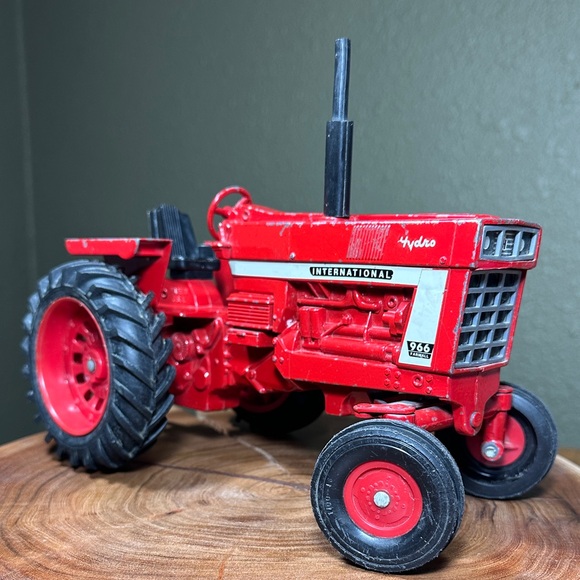 ERTL Other - ERTL Vintage Farmall International Harvester 966 - 1/16 scale
